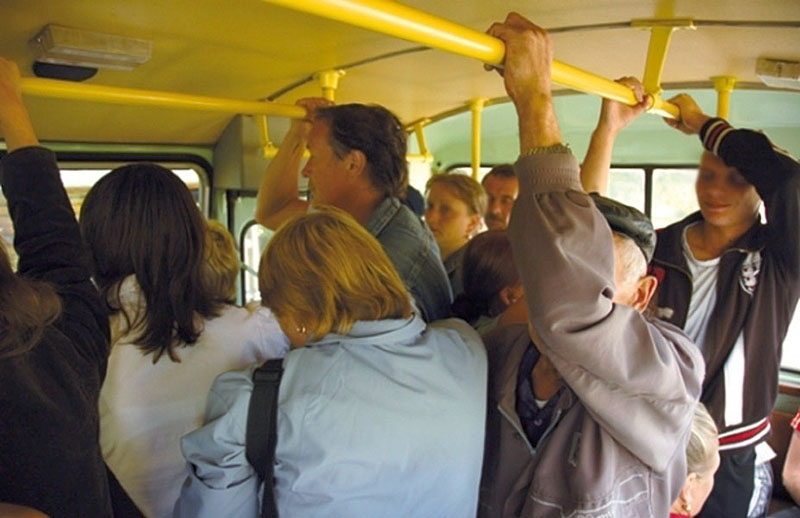 При перевозке на дальних расстояниях пассажиров должно быть по числу сидячих мест в автобусе — это требование безопасности