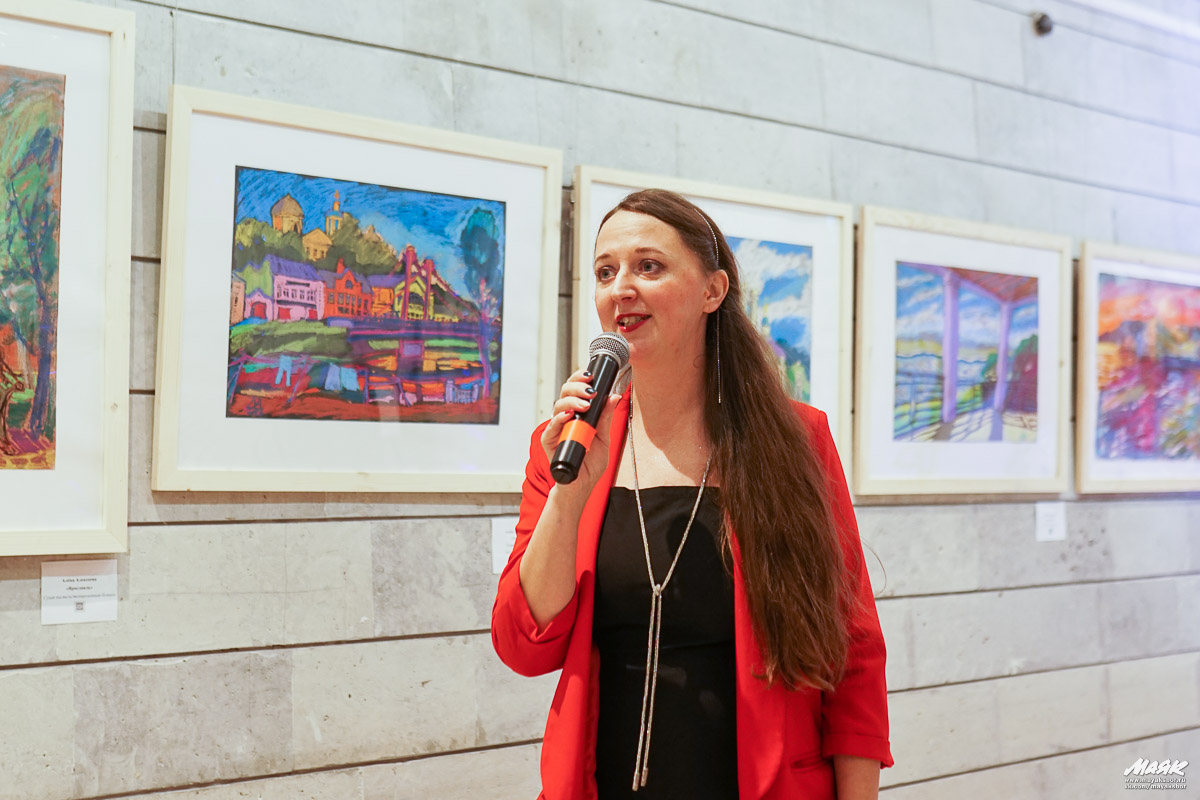 Сказка в пейзаже. В Сосновом Бору открылась красочная художественная выставка Алены Алексеевой 