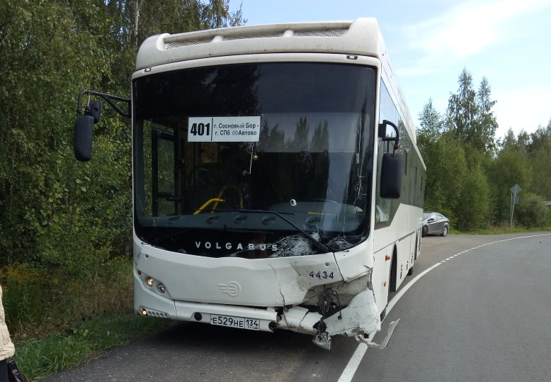 Видео: автобус №401 попал в аварию по дороге в Сосновый Бор