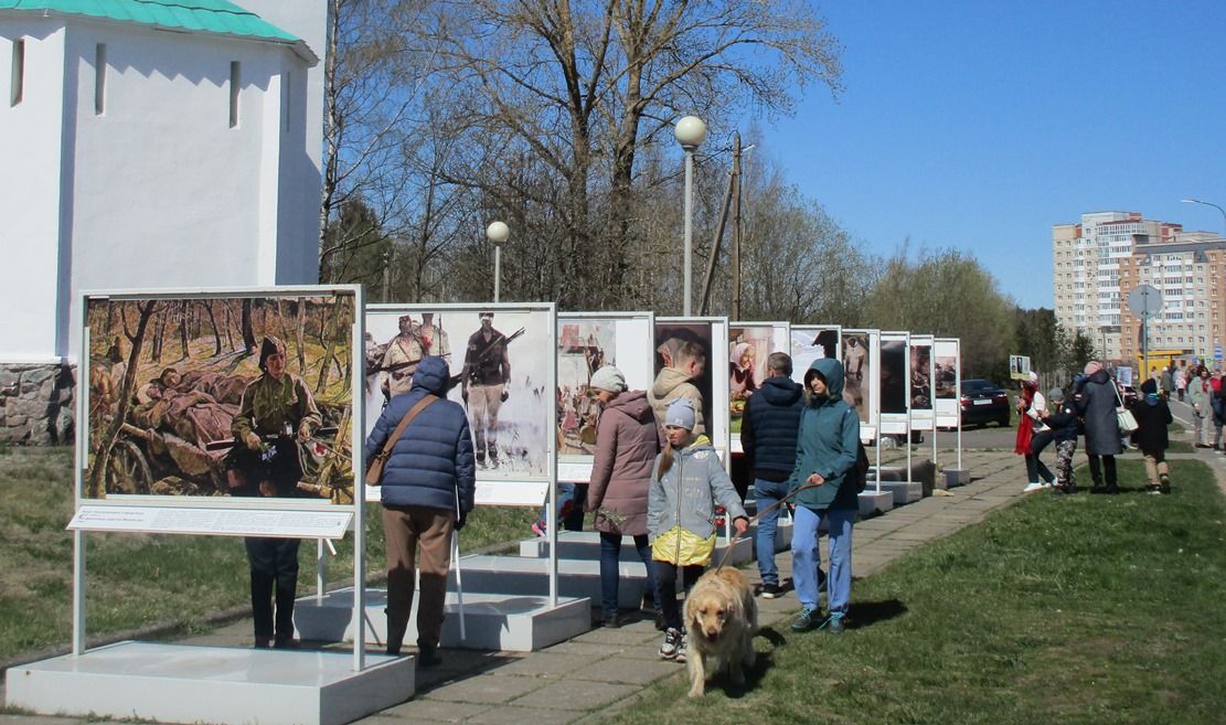 Прямо на улице в Сосновом Бору открылась выставка живописи ко Дню Победы
