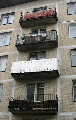 Такие балконы — еще не самая страшная картина в городе. (Фото Нины Князевой)