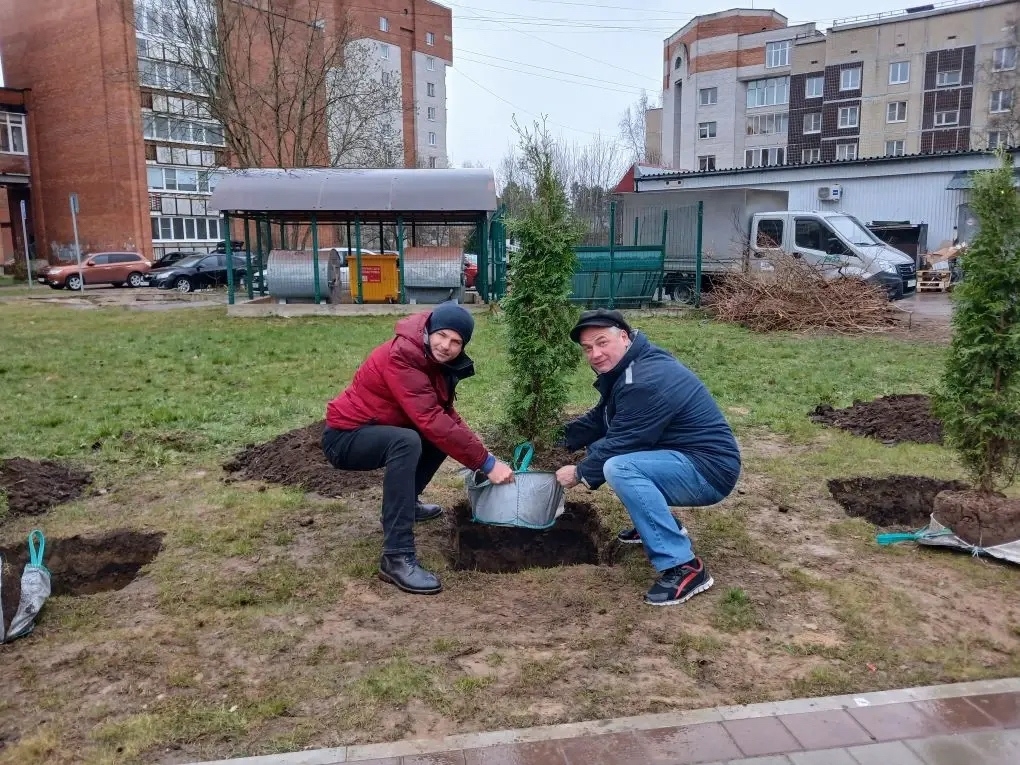 Тёплое событие. В ходе субботника на улице Парковой в Сосновом Бору высадили деревья