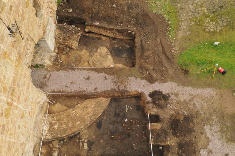 В Ивангородской крепости нашли уникальный для Руси средневековый рондель