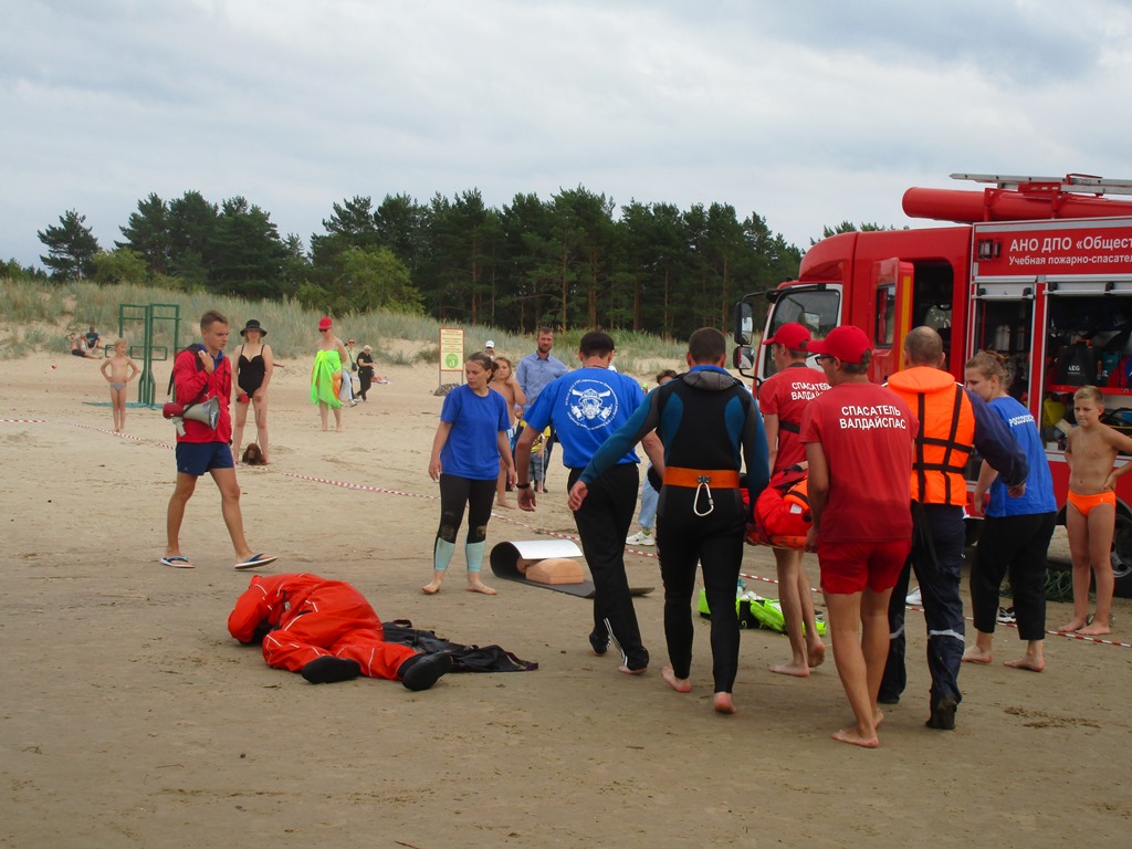 На городском пляже в Сосновом Бору на учениях спасли двух утопающих
