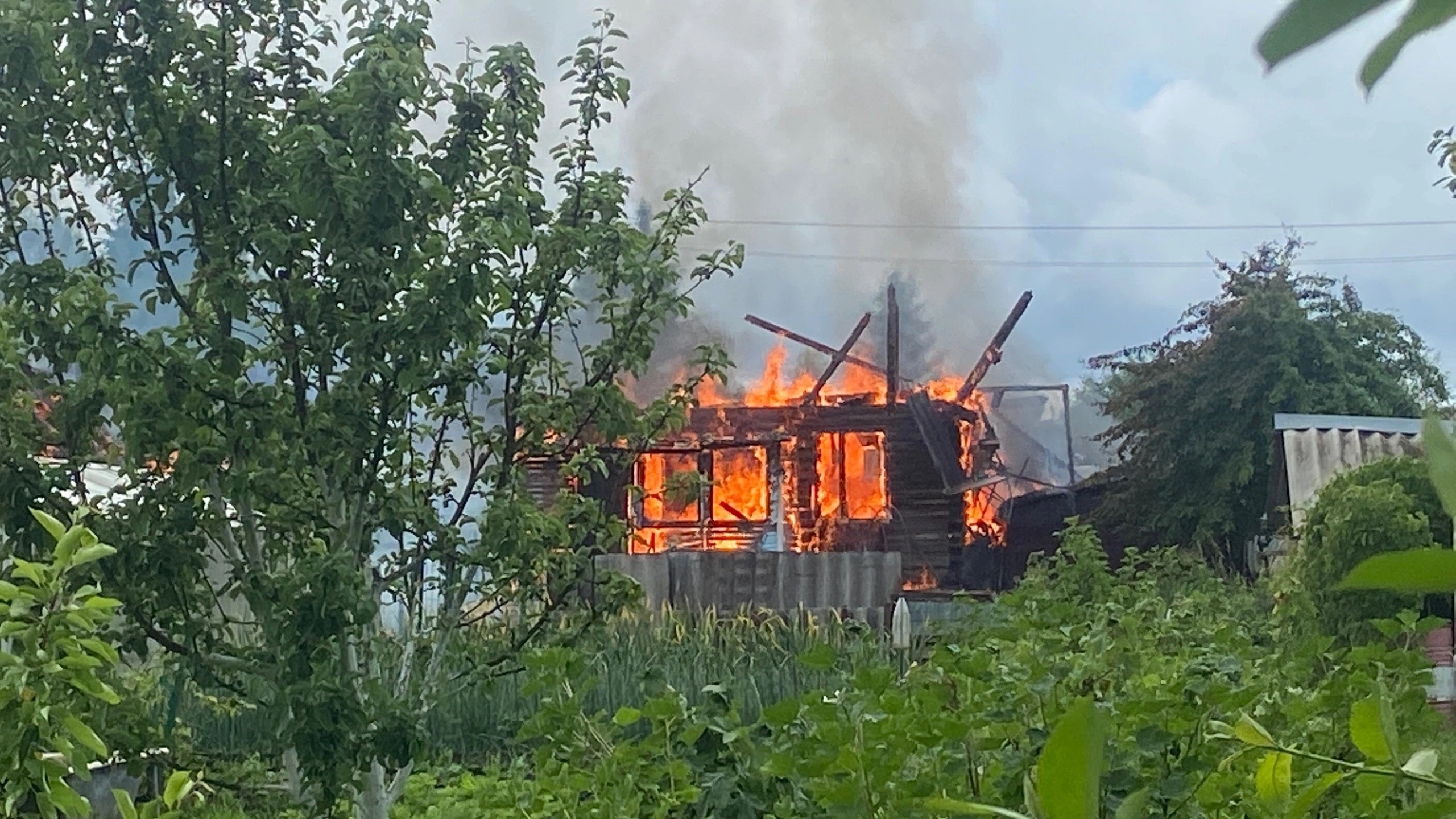 В Сосновом Бору сгорели дом и баня в «Парусе» | 26.06.2023 | Сосновый Бор -  БезФормата