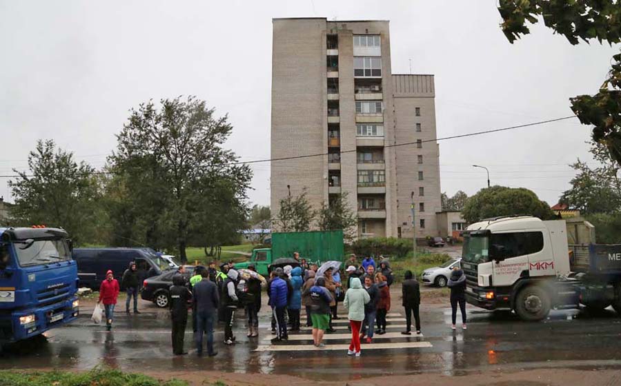 26 сентября жильцы проблемных домов устроили несанкционированную акцию протеста и перекрыли движение транспорта по Копорскому шоссе.  Требование — включить свет