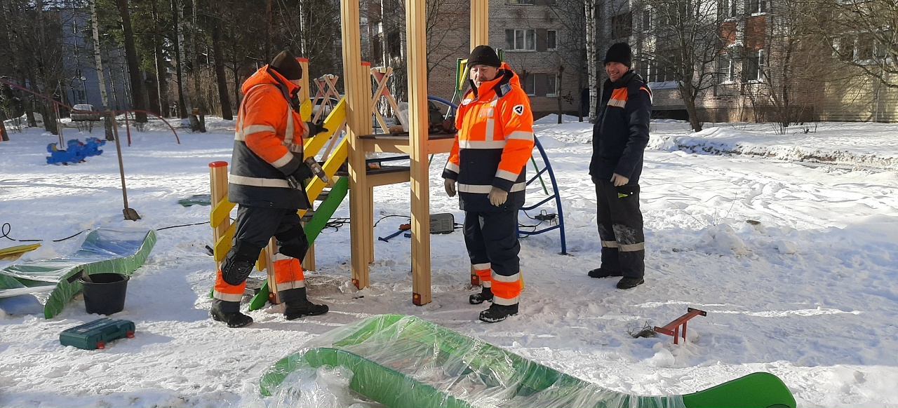 Игровое оборудование детских площадок обновляется в Сосновом Бору 