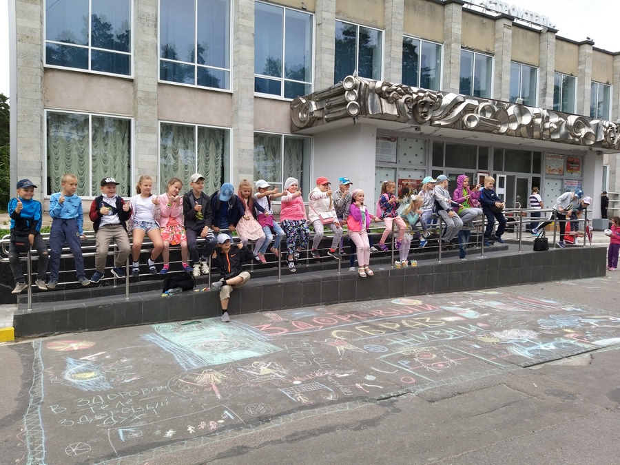 Сосновоборские школьники нарисовали свои представления о ЗОЖ на асфальте