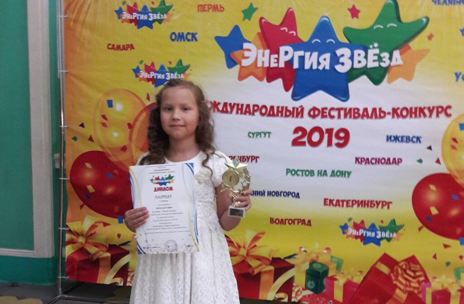 Восходящая звездочка: 8-летняя Софья Кутепова из Соснового Бора покоряет вокальные конкурсы по всей стране