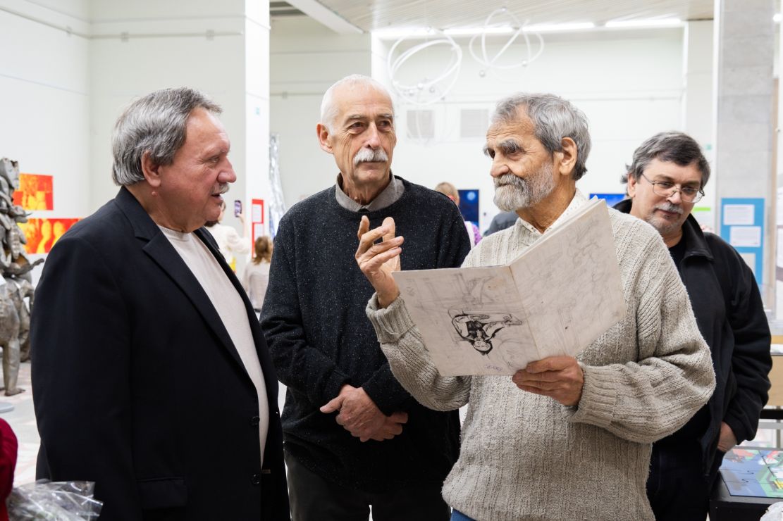 Фото Ольги Хомяковой: слева направо - директор ЛАЭС Владимир Перегуда, скульптор Владимир Петровичев, художник Владимир Бурнин, художник Василий Гасич