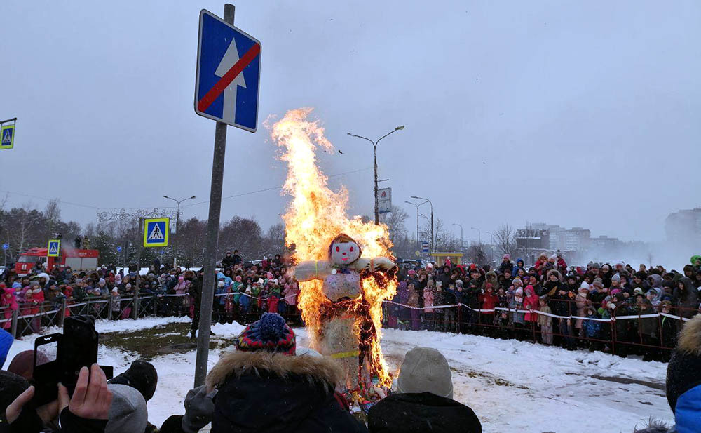 В Сосновом Бору сожгли чучело и проводили зиму! Видеорепортаж