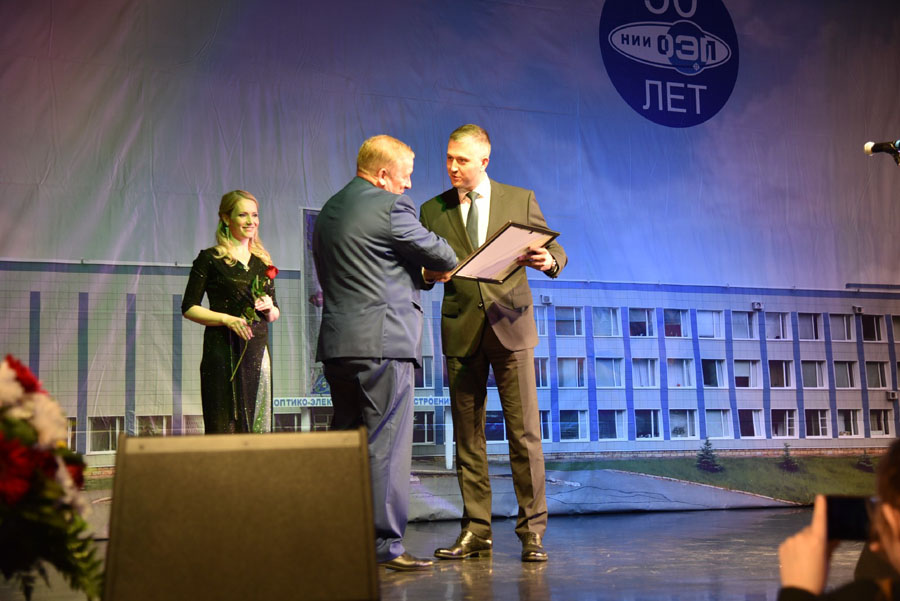 Глава города Михаил Воронков вручает диплом  генеральному директору НИИ ОЭП Сергею Шевцову (слева)