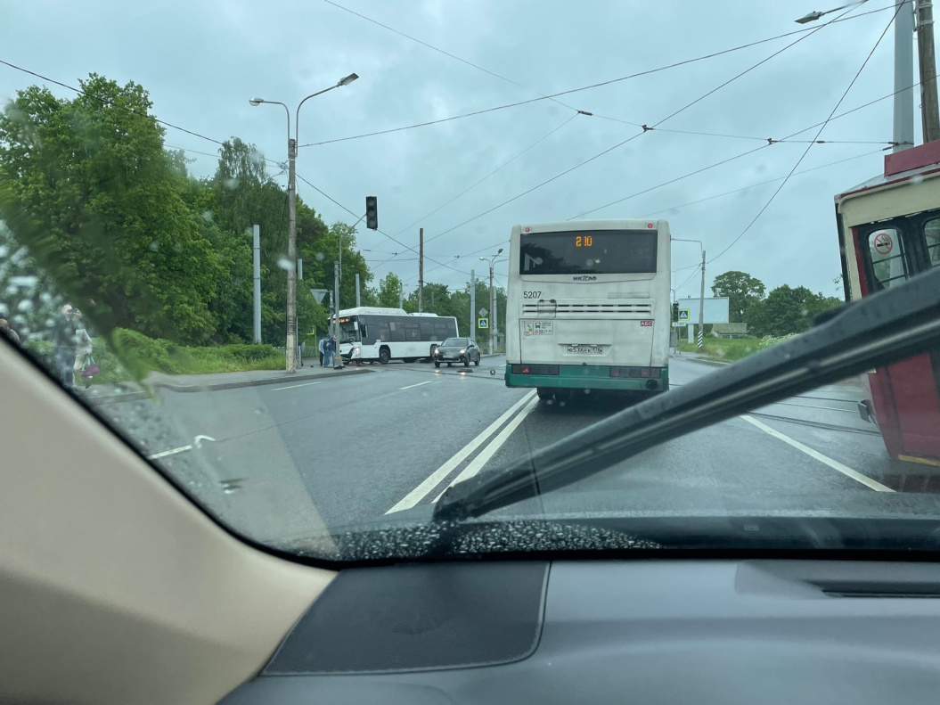 Фото: в районе Стрельны автобус маршрута №401 въехал в трамвай / Маяк.  Сосновый Бор. Ленобласть.