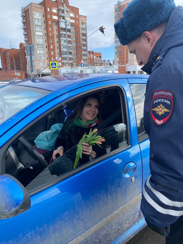 Полицейские Соснового Бора одарили женщин города цветами | 07.03.2023 | Сосновый  Бор - БезФормата