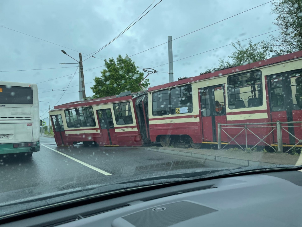 Фото: в районе Стрельны автобус маршрута №401 въехал в трамвай / Маяк.  Сосновый Бор. Ленобласть.