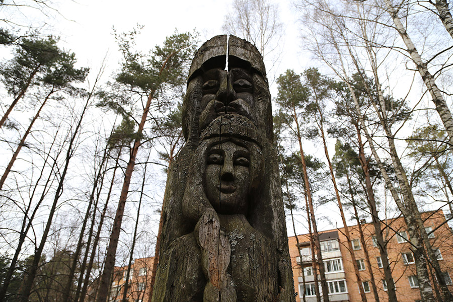 Деревянная скульптура в сквере Первостроителей