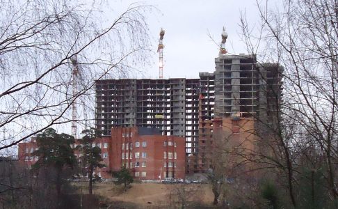 В Сосновом Бору в 2011-м году велось одновременно строительство нескольких жилых домов. Один из них — комплекс «Заречье»