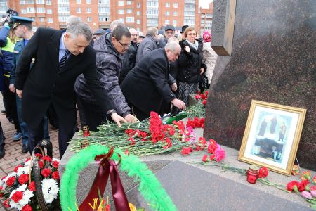 Александр Дрозденко возложил цветы к мемориалу «Жертвам ядерных катастроф и аварий»