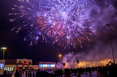 22 декабря, в День энергетика, небо города осветил праздничный фейерверк, не уступающий по своей мощи новогоднему и тому, который проводится на День строителя (фото Ильи Фомичева)