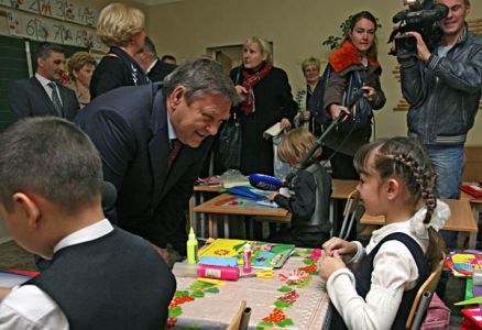 Довольно много времени губернатор В. Сердюков уделил школе № 9 (Фото Юрия Шестернина)