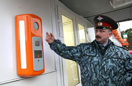 Д. Дмитриев: Уже с нового года связаться с дежурным полиции станет гораздо проще (Фото Юрия Шестернина)