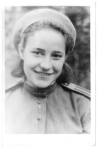 ...а вот эта милая героиня войны, защитница Сталинграда в те юные военные годы!