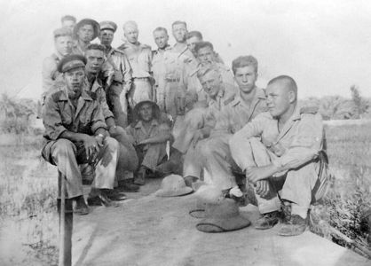 «В Иране 1942...» (двоюродный брат Василий Иванович Кутаев, с левой стороны за человеком в фуражке (справа за спиной), был призван в авиацию. Как знающего английский язык, его командировали в Иран на пункт по приему военной техники).