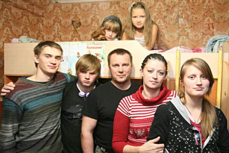 Мама пятерых детей Елена Рудакова в кругу семьи (Фото Юрия Шестернина)