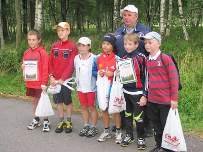 Самые младшие участники и победители соревнований вместе с тренером Юрием Парфёновым