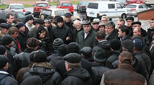 В ноябре 2011 года около сотни работников предприятия СУС вышли на митинг около здания администрации (Фото Юрия Шестернина, архив «Маяка»)