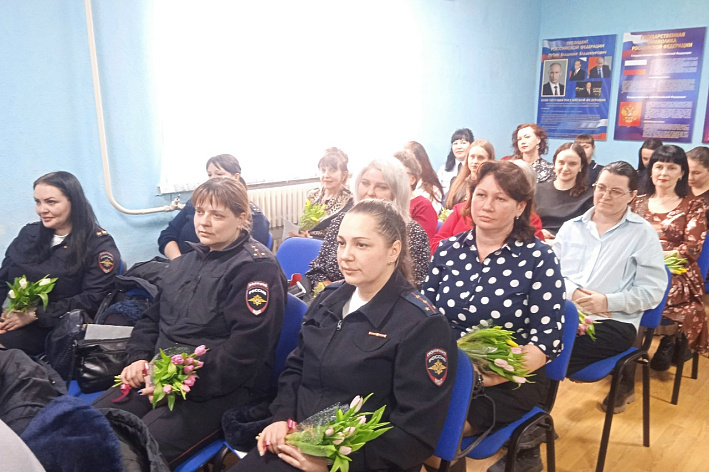 Женщины с сильным характером. Как отметили 8 марта сотрудницы полиции Соснового Бора