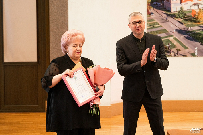 Награда за труд. Глава Соснового Бора отметил Почётного работника Федеральной налоговой службы Марину Посмитную
