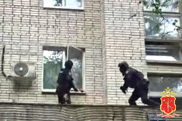 Видео: В Сосновом Бору полицейские задержали мать и её сыновей. В их квартире обнаружилось почти три килограмма наркотиков