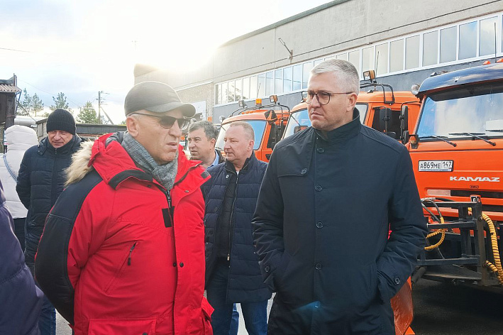 Встретить зиму во всеоружии. Глава Соснового Бора оценил готовность Спецавтотранса к снежному сезону