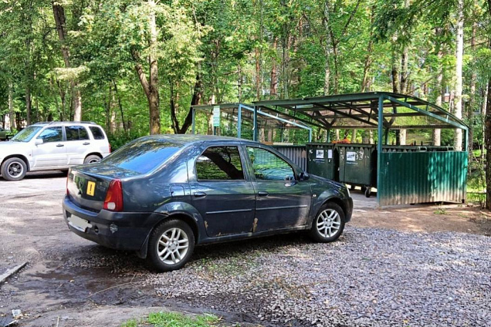 По 4 адресам контейнеры с мусором не смогли опорожнить  из-за припаркованных авто