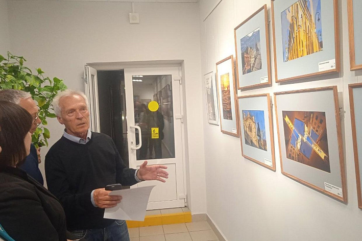 Мозаика мгновений и диалог с городом. В Сосновом Бору открылась выставка, посвящённая удивительному и великому Санкт-Петербургу