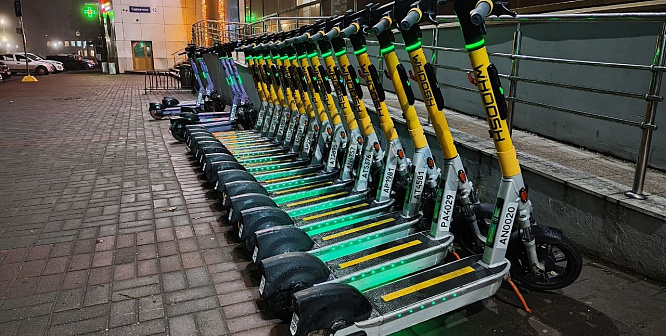 Проблемы сезона. Как сосновоборцам делить дорогу с самокатчиками и как наказать нарушителей