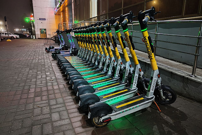 Проблемы сезона. Как сосновоборцам делить дорогу с самокатчиками и как наказать нарушителей