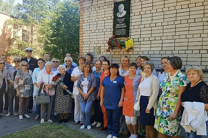 В Сосновом Бору открыли памятную доску первому заведующему родильным отделением Сергею Шеховцову