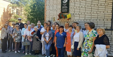 В Сосновом Бору открыли памятную доску первому заведующему родильным отделением Сергею Шеховцову