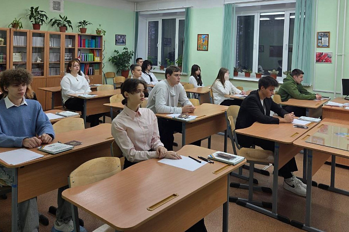 Выпускники 11 классов Соснового Бора написали итоговое сочинение. Какие темы были предложены?