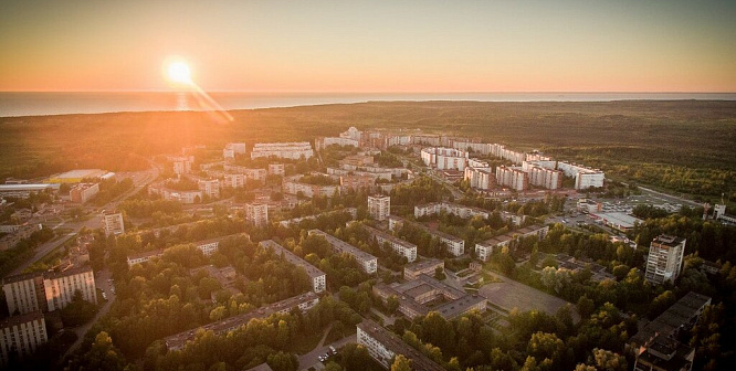В Сосновом Бору начинают благоустраивать двор на улице Солнечной
