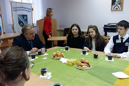 Ученики сосновоборских  школ пообщались с Владимиром Садовским за чашечкой чая