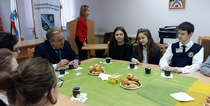 Ученики сосновоборских  школ пообщались с Владимиром Садовским за чашечкой чая
