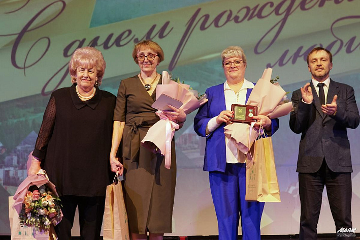 Три женщины, три семьи, три династии. В честь 53-го дня рождения Соснового Бора наградили выдающихся жителей