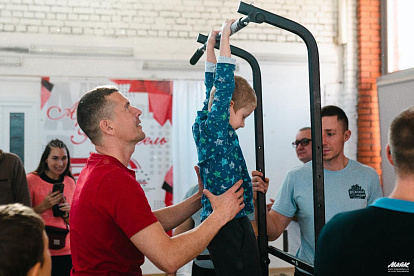 Папы и дети — одна команда! Сосновоборские семьи отметили День отца на спортивном празднике