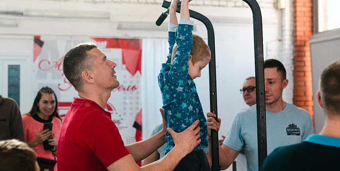 Папы и дети — одна команда! Сосновоборские семьи отметили День отца на спортивном празднике