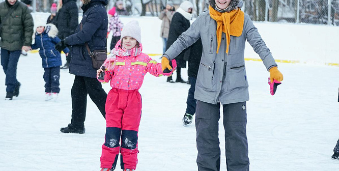 Фоторепортаж: большой праздник на обновленном катке открыл сезон зимних катаний в Сосновом Бору