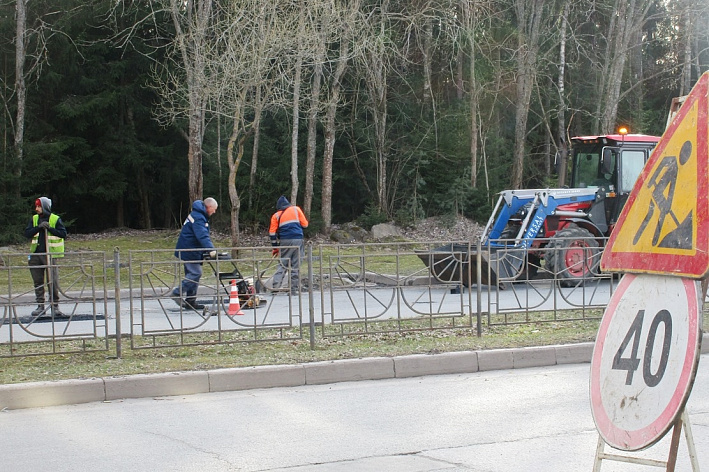На пороге апреля. В Сосновом Бору проводят ремонт дорог, уборку зимнего мусора, замену светильников
