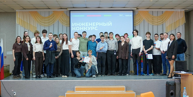 Юные инженеры работали над созданием машины Голдберга и учились «Просто строить сложное»